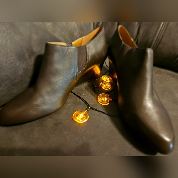 ADRIENNE VITTADINI Midge Brown Leather Wedge Ankle Booties sz8 - Picture 2 of 9